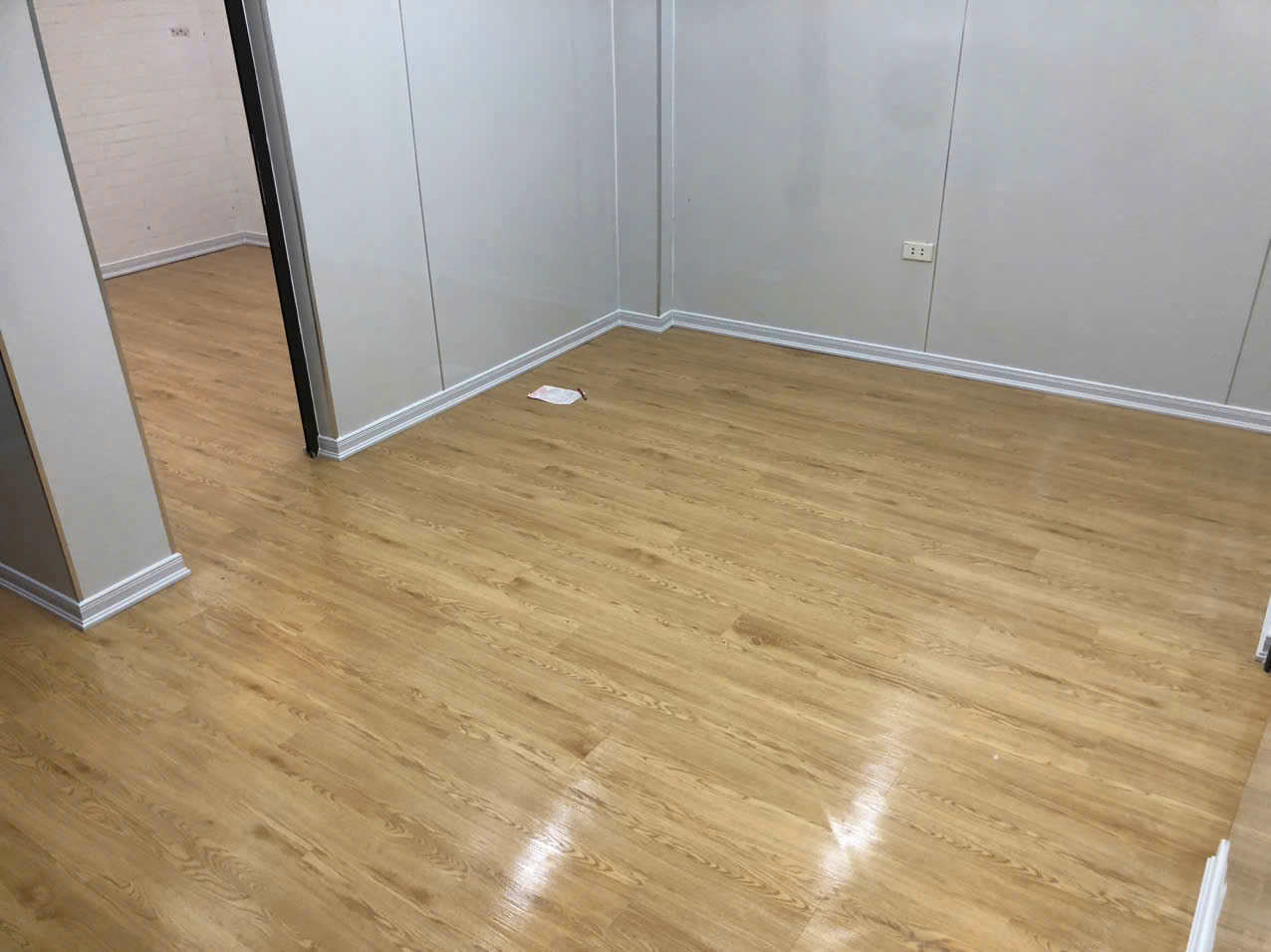 Sàn nhựa bóc dán giả vân gỗ