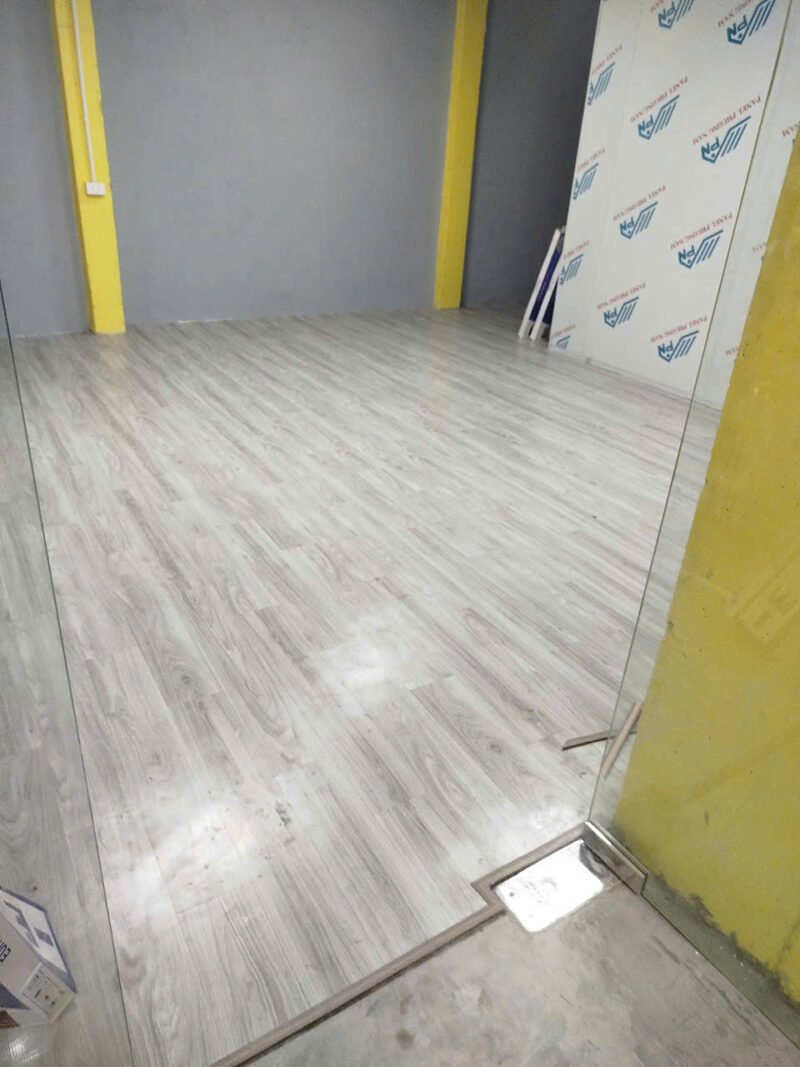 Sàn nhựa bóc dán giả vân gỗ