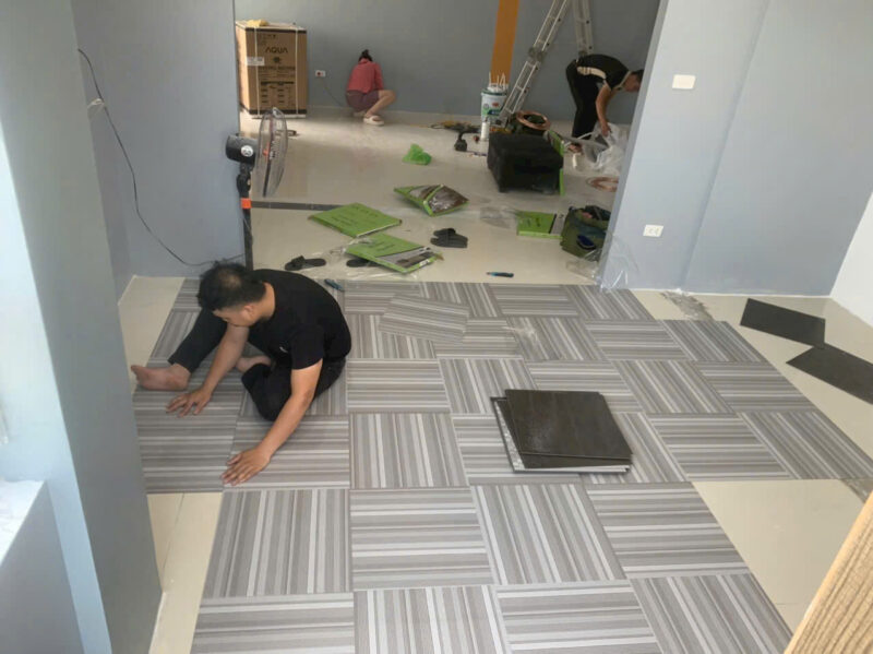 Sàn nhựa bóc dán giả vân gỗ
